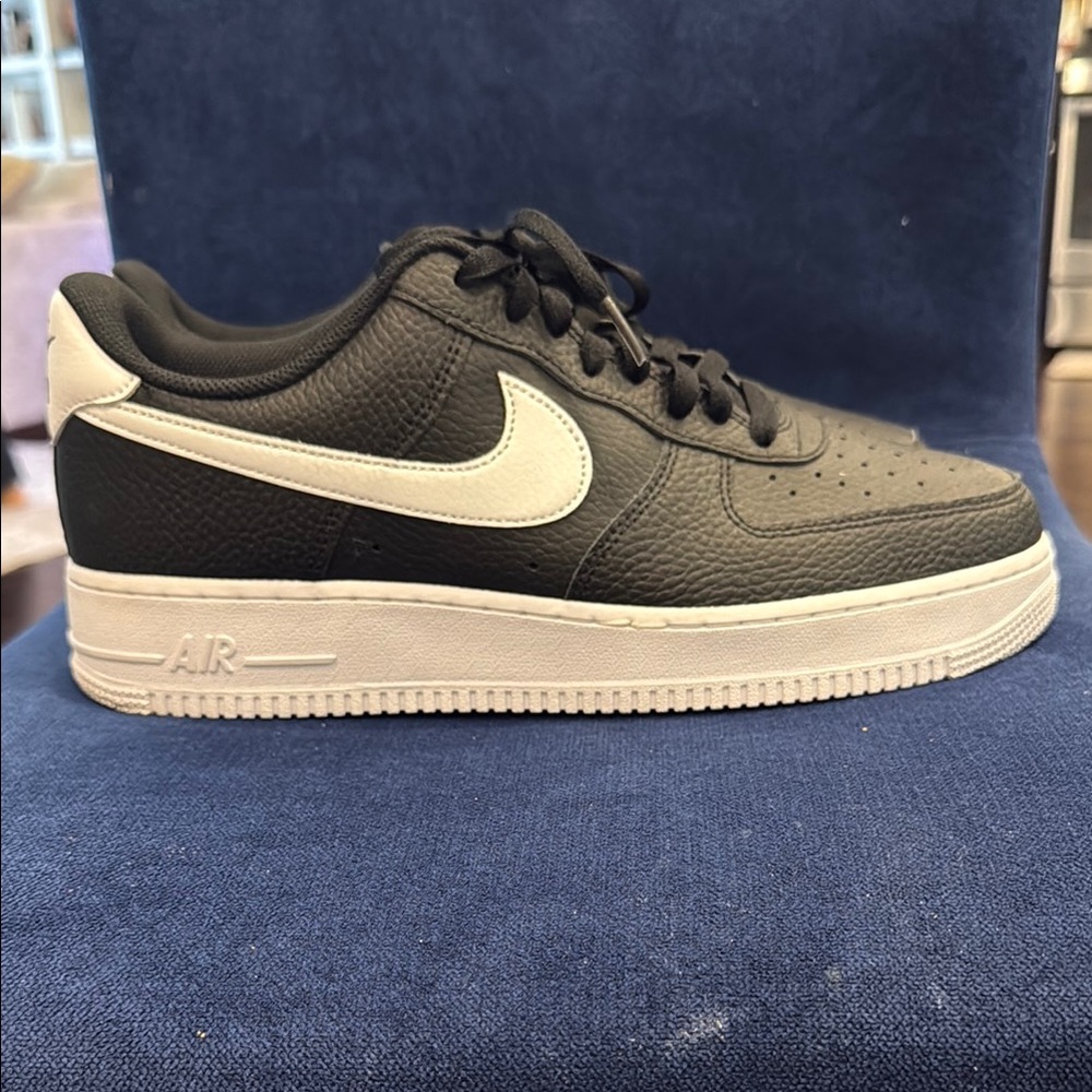 Nike Air Force 1 (BLK/WHT) size 11